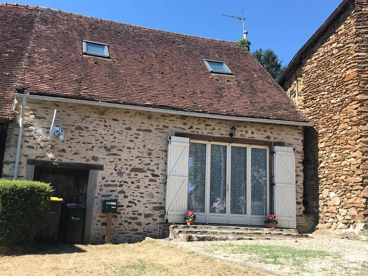 Two-Bedroom House in Maison-Feyne, Région de Guéret