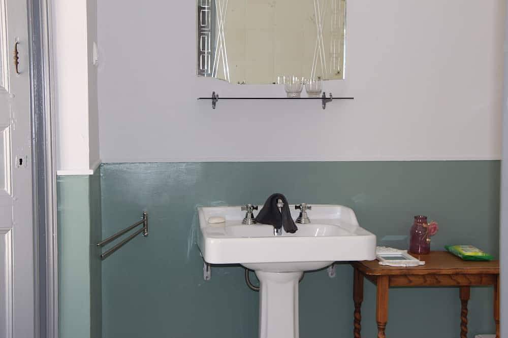 Entire apartment, Zéphyr - Romantic apartment 4 people in Barjac, Alès region