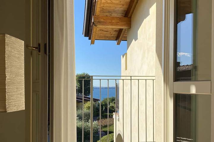 Ganze Wohnung, \"Il Sogno\" - Schöne 3-Fassadenwohnung in Manerba del Garda, Gardasee-Berge