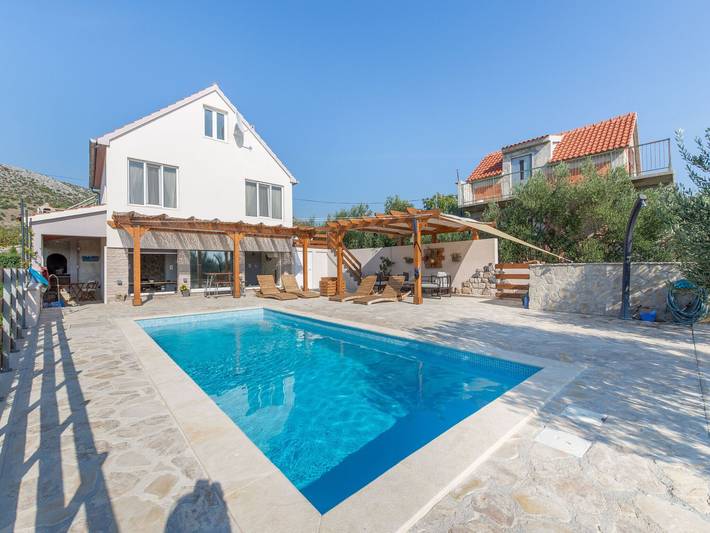 Ferienhaus für 5 Personen, mit Terrasse und Pool, kinderfreundlich in Sibenik