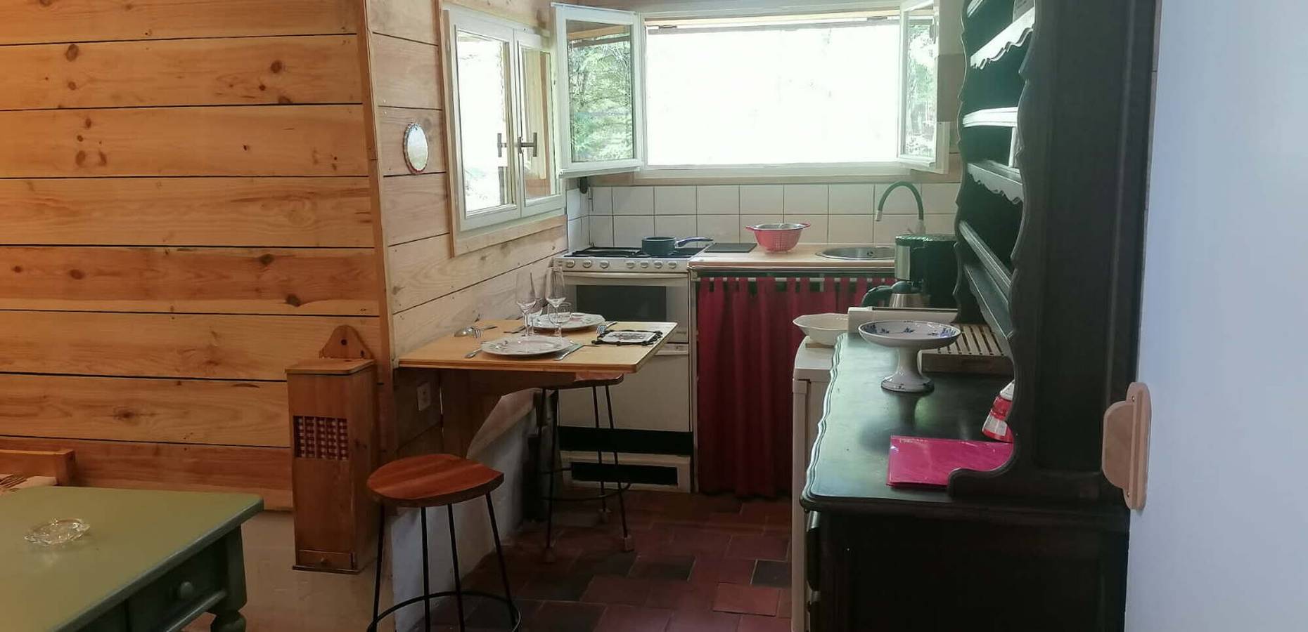 La Palombière – Une cabane confortable au calme absolu pour détente et panorama forestier. in Saint-Symphorien (Dordogne), Région de Langon