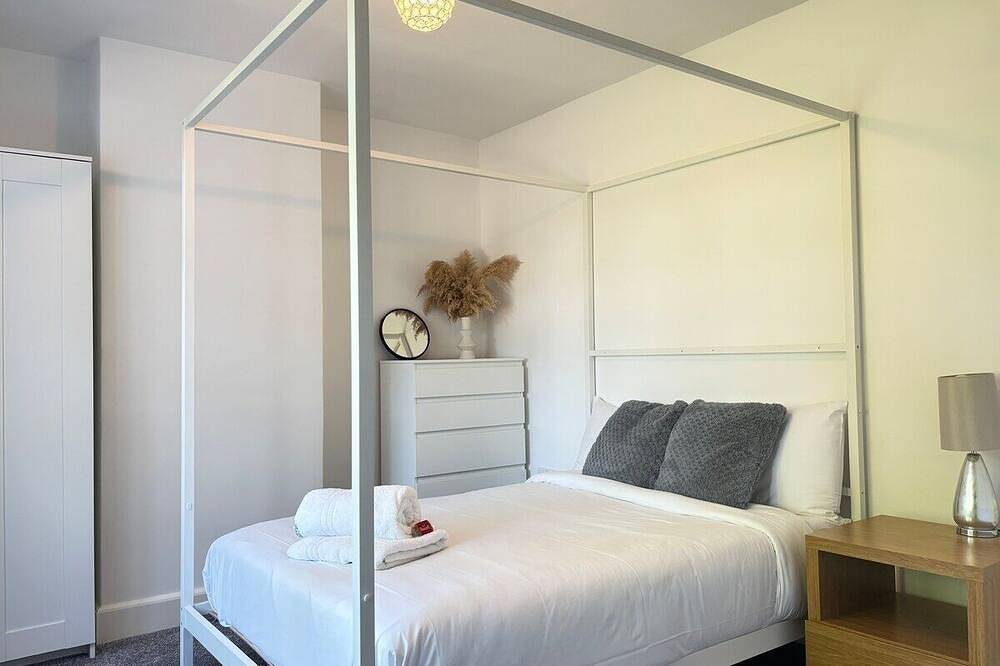 3Br Home Away From Home • Free Parking • Near Lgw Airport in Crawley, Sussex de l'Ouest