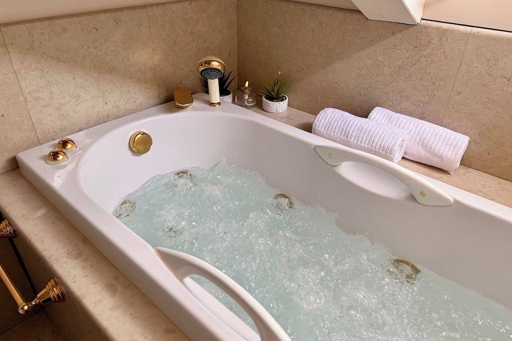 Apartamento entero, Ponte degli Alpini | Luxury Penthouse · Sauna, 2 Hot Tubs & Panoramic Terrace in Bassano del Grappa, Provincia de Vicenza