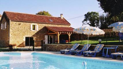 Gîte pour 8 personnes, avec terrasse ainsi que jardin et piscine à Saint-Pompont