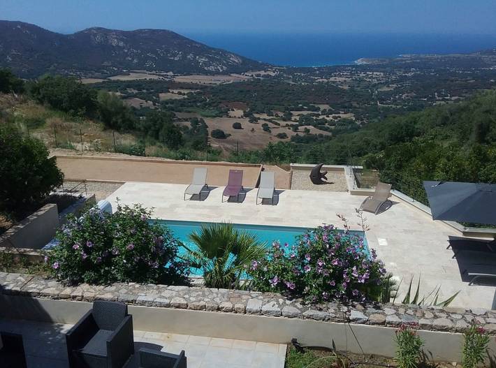 Location de vacances pour 6 personnes, avec balcon ainsi que piscine et jardin à Lavatoggio