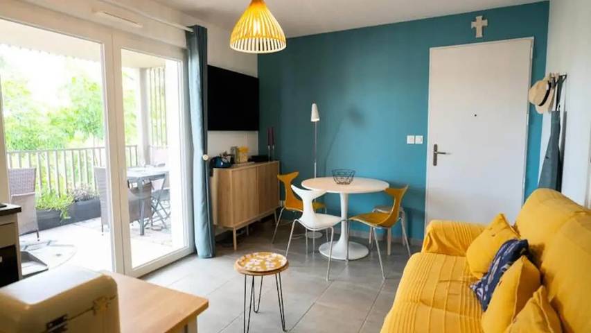 Gîte pour 5 personnes, avec Balcon ainsi que Terrasse et Piscine dans Plage de la Farinette