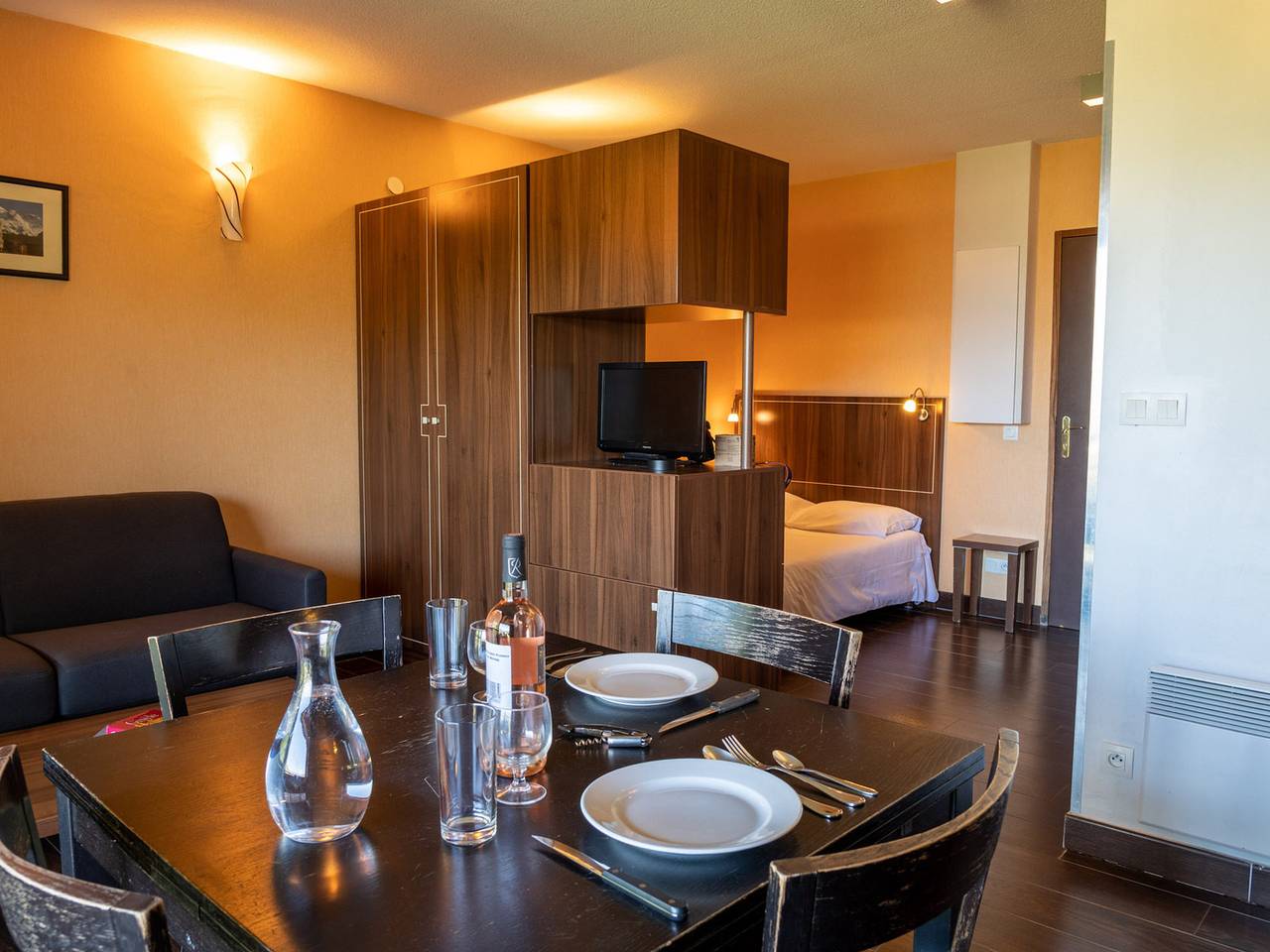 Gehele studio, Charming Studio in Jausiers with Terrace, Pool Access, and Parking in Jausiers, Nationaal park Mercantour