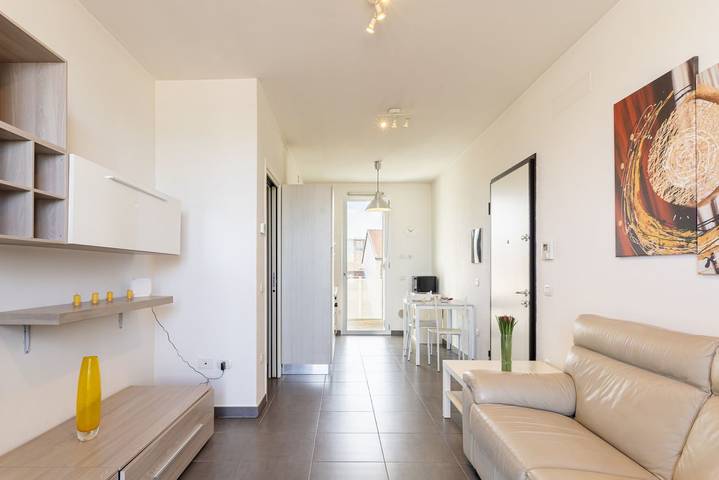 Entire apartment, Guesthost - Bright Balcony Apt with Sea-View in Livorno, Etruscan Coast