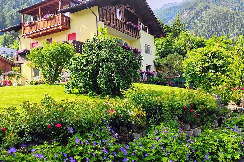 Ganze Wohnung, Bauernhof mit Kleintierhaltung, Streichelzoo, Schnupperreiten ,schön gelegen . in Tarsch, Latsch