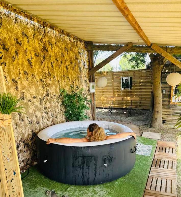 Camping pour 5 personnes, avec Jacuzzi et Terrasse ainsi que Jardin et Vue