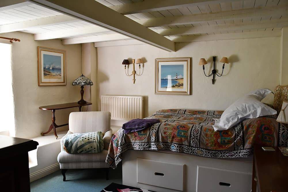 Sweet Cottage on a Headland -Beside a Beautiful Beach on the Wild Atlantic Way in County Cork