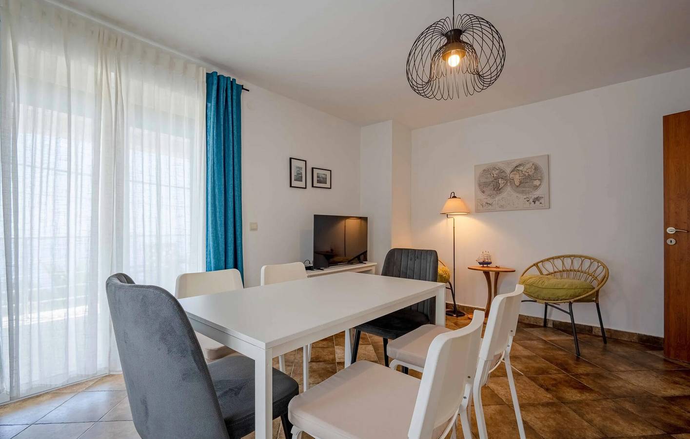 Ganze Ferienwohnung, Ferienwohnung für 6 Personen mit Terrasse in Opština Kotor