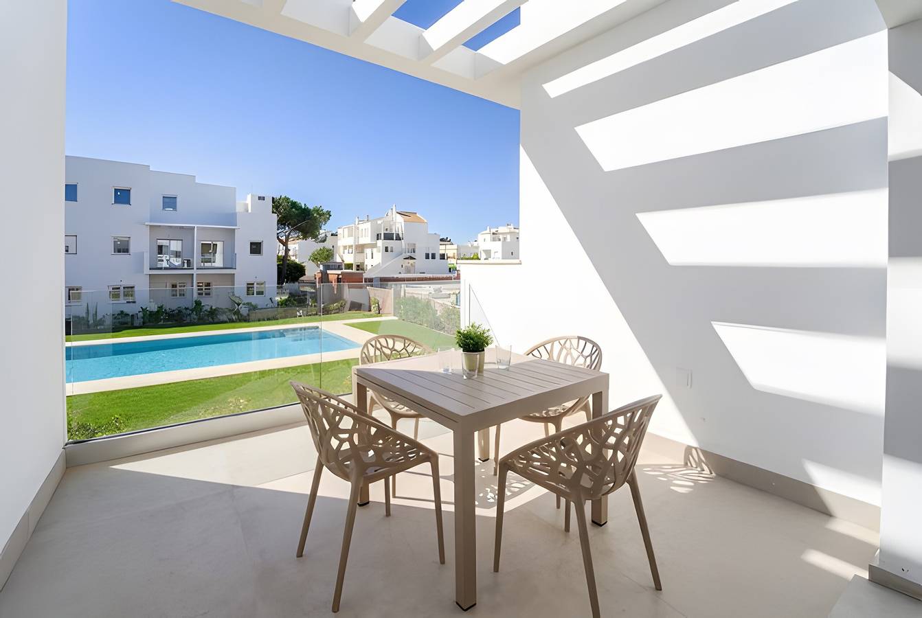 Apartamento entero, Apartamento 'Los Drogos Bajo A' con piscina compartida, Wi-Fi y aire acondicionado in La Barrosa, Chiclana de la Frontera