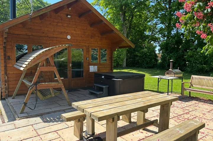 Log cabin for 6 people, with garden and hot tub as well as terrace in North-Wales