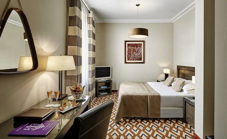 Hôtel pour 3 personnes, avec piscine ainsi que sauna et balcon dans Office De Tourisme De Juan Les Pins - 3