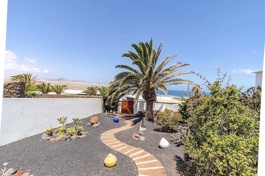 Stunning beach view, heated pool, perfect house for comfort and relaxation in Famara Beach, Teguise