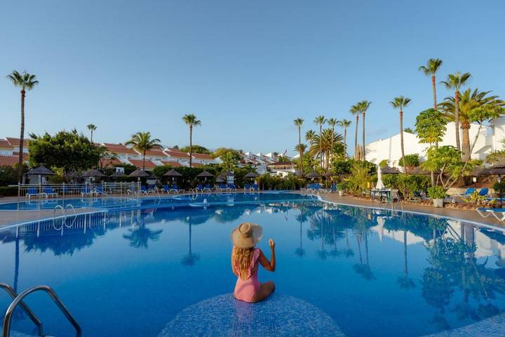Apartahotel para 2 personas, con piscina además de piscina para niños y jardín en Tenerife
