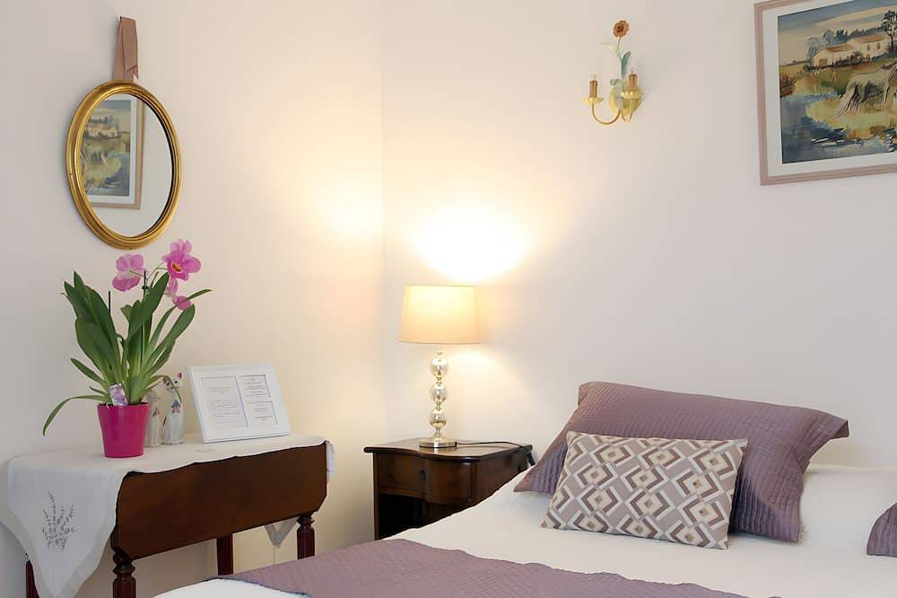 Bed and Breakfast 'Lou Souleù' con terraza compartida, Wi-Fi y aire acondicionado in Le Rouret, Region de Cannes
