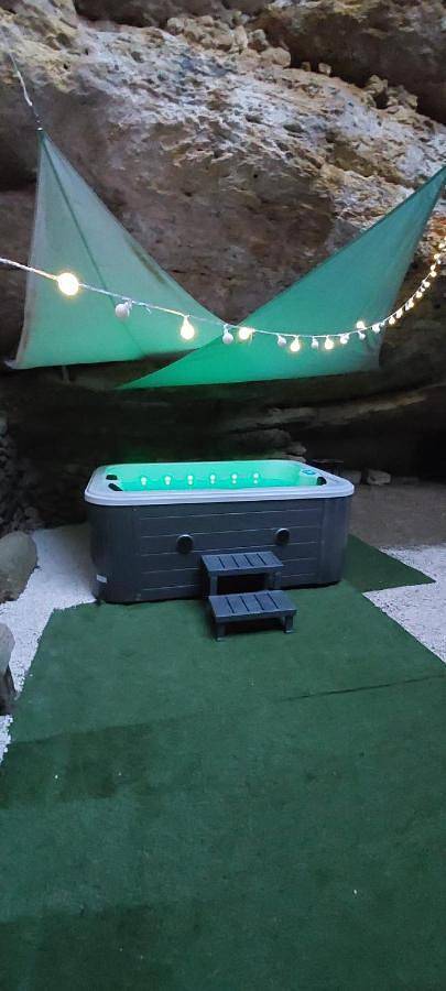 Location de vacances pour 4 personnes, avec jacuzzi ainsi que jardin et piscine à Cornillon-Confoux - 2