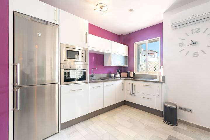 Entire apartment, Vacation Apartment 'Luxury 3-bed Apartment Torreblanca' with Mountain View, Pool, Wi-Fi & Terrace in Torreblanca (Fuengirola), Fuengirola
