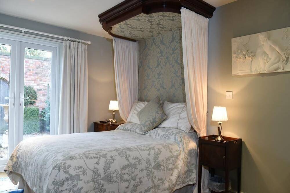 King Ensuite : Shower over Bath : Ground Floor in Cheshire East