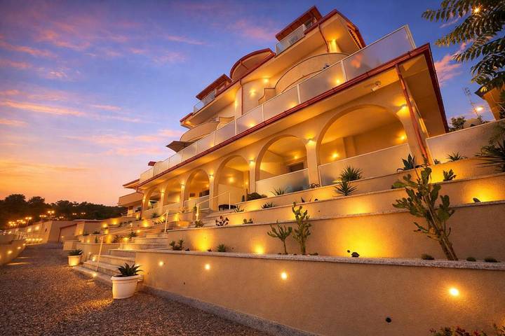 Apartahotel para 4 personas, con piscina además de vistas y jardín en Calabria