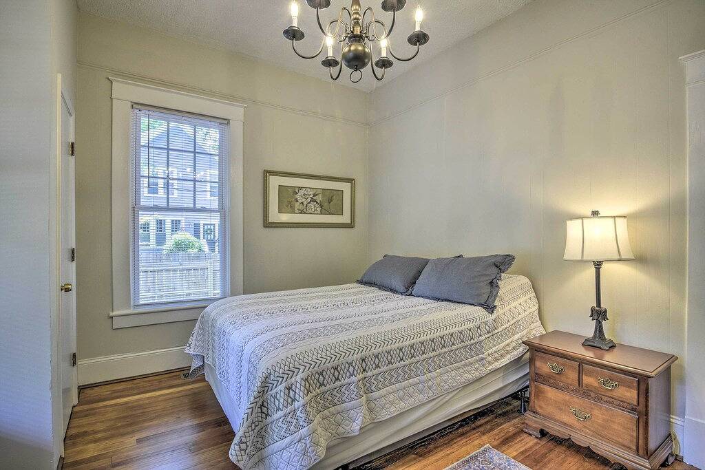 Cozy ‘Casa Verde’ Getaway - 1 Mi to Uncg Campus in Lindley Park, Greensboro