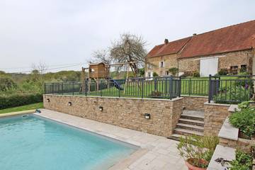 Gîte pour 8 personnes, avec terrasse ainsi que jardin et piscine à Folles
