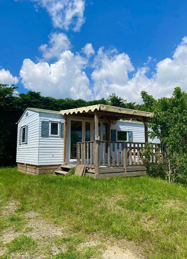 Camping pour 6 personnes, avec terrasse et piscine ainsi que vue et jardin, animaux acceptés