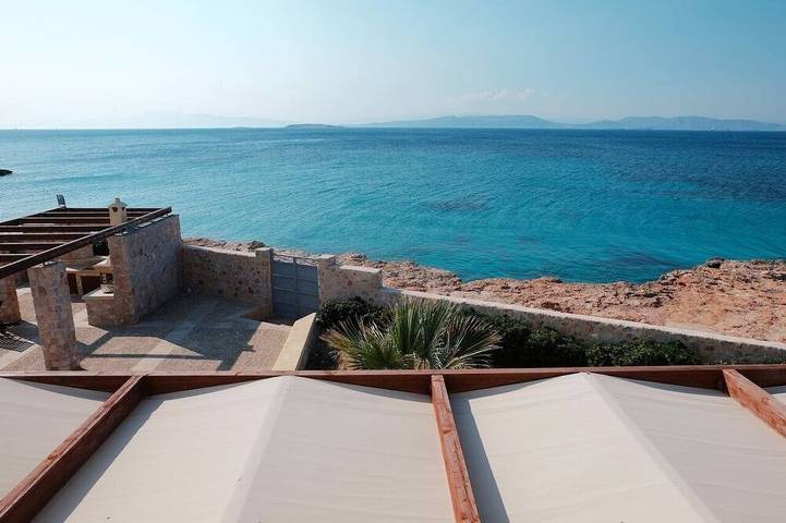 Villa for 6 people, with pool and garden as well as balcony in Aegina