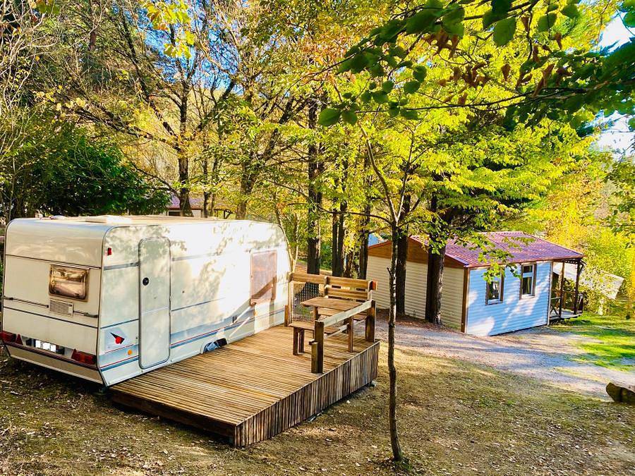 Flower Camping la Pibola - Caravane 2 personnes - Locaravane 10m² + Terrasse 9m² in Camon, Ariège