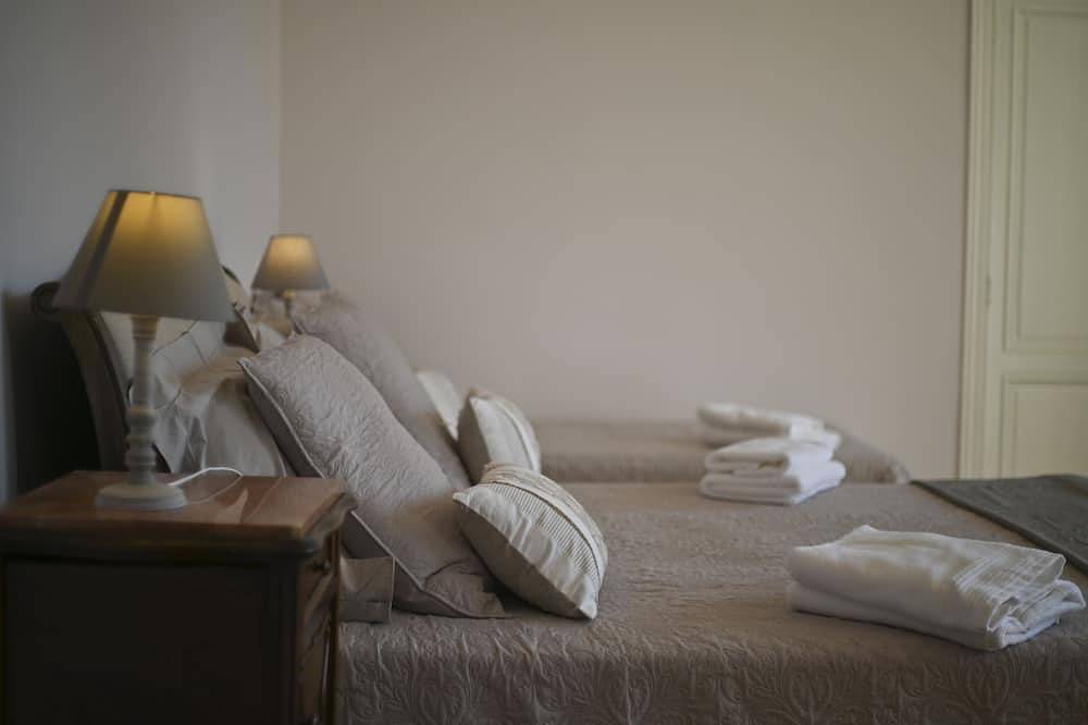 Beautifully restored luxury 18th century French family castle, private parkland in Saint-Philippe-du-Seignal, Région de Libourne