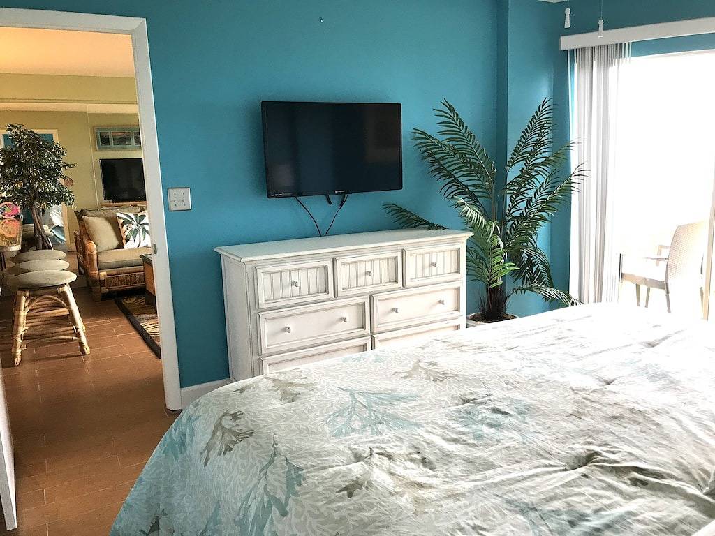 Ganze Wohnung, Keys Deal w/Cafe & Pool Bar! Up to 20% Off Oceanfront 2/2 with Private Beach in Tavernier, Monroe County