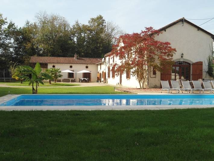Location de vacances pour 14 personnes, avec Terrasse ainsi que Jardin et Piscine à Villecomtal-sur-Arros