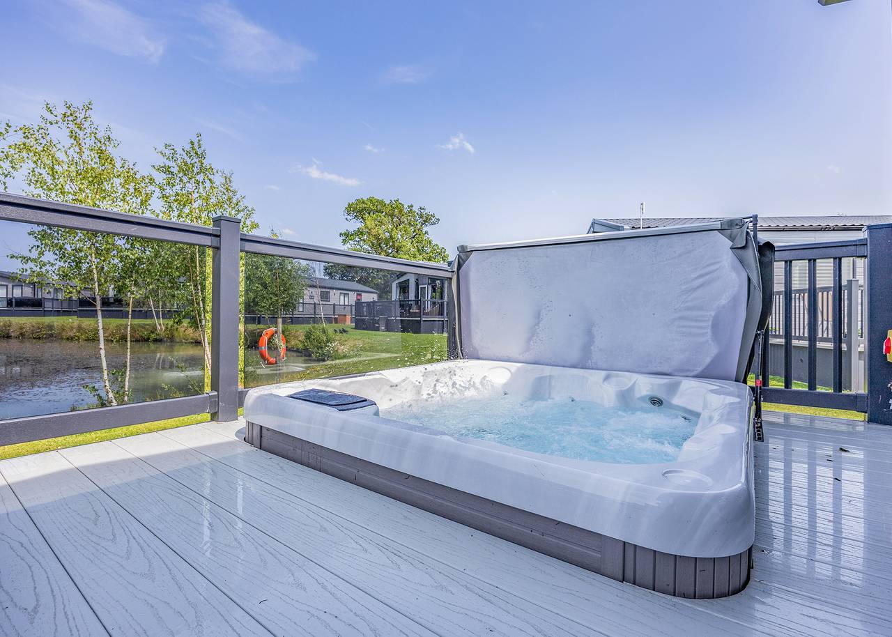 Monument Lakeside Lodge Pet Friendly in Stixwould and Woodhall, Lincolnshire