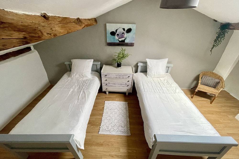 Perfect spacious country retreat with large pool and activity barn in La Chapelle-Pouilloux, Région de Niort