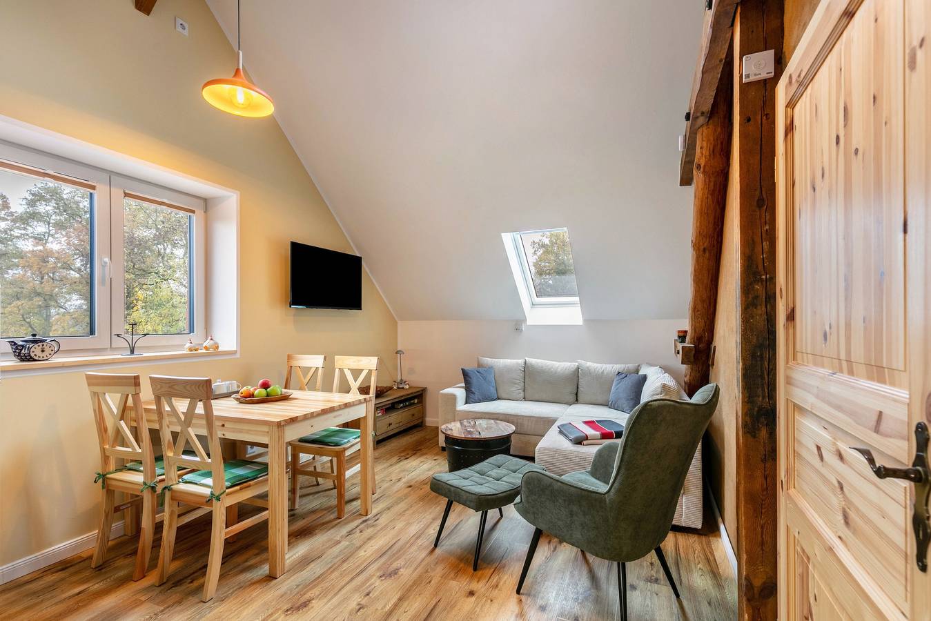 Entire apartment, Holiday Apartment 'Hühnernest' with Shared Terrace, Shared Garden and Wi-Fi in Zeschdorf, Märkische Schweiz-Oderland