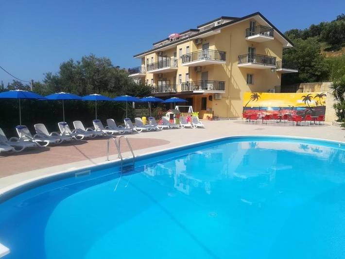 Hotel per 2 persone, con balcone e piscina, adatto a famiglie con bambini - 1