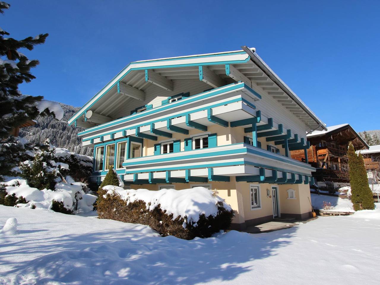 Gruppenhaus mit Blick auf die Wasserfälle in Krimmler Wasserfälle, Krimml
