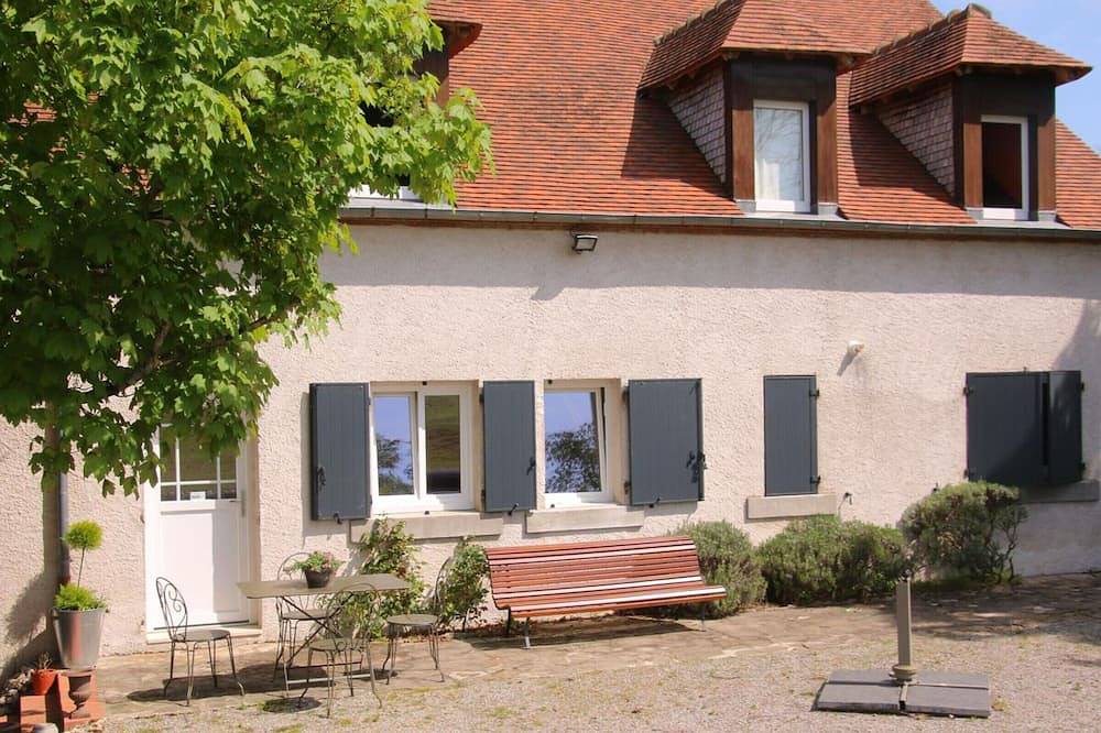 Charmante longère bourbonnaise rénovée avec vue panoramique et jardin in Besson, Allier