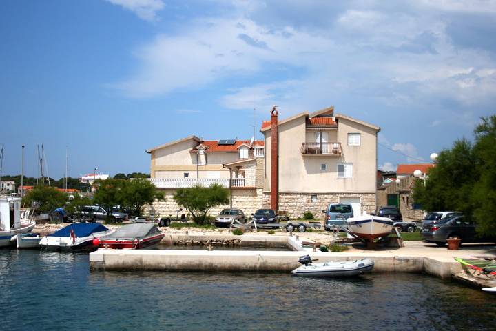 Ganze Wohnung, 2-Zimmer-Ferienwohnung mit Terrasse und Meerblick Jezera, Murter -e in Tisno, Dalmatinische Inseln