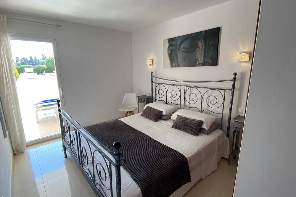 Entire apartment, Sunny Gardenia Apt- Pool-nr Beach-2 bedroom-2 bathroom-Ac-Wifi-Private Sunbeds in Cala Bona, Son Servera