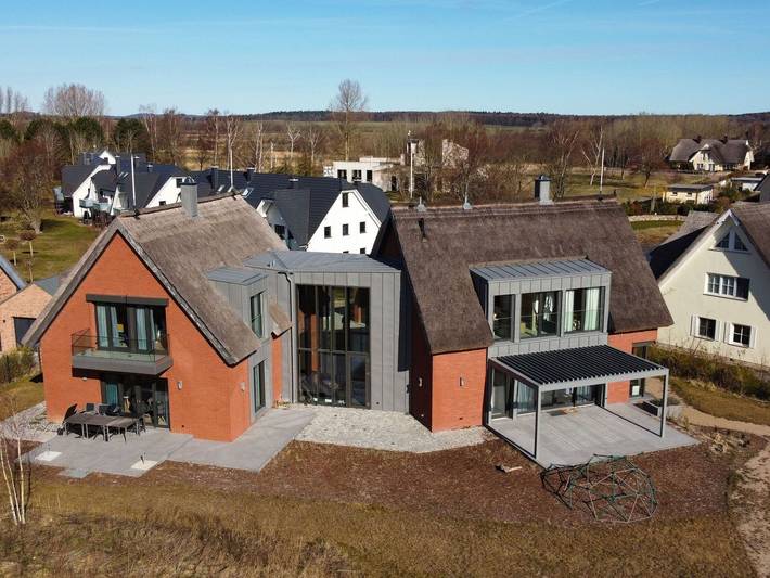 Strandhaus für 6 Personen, mit Balkon und Garten sowie Pool in Lobbe