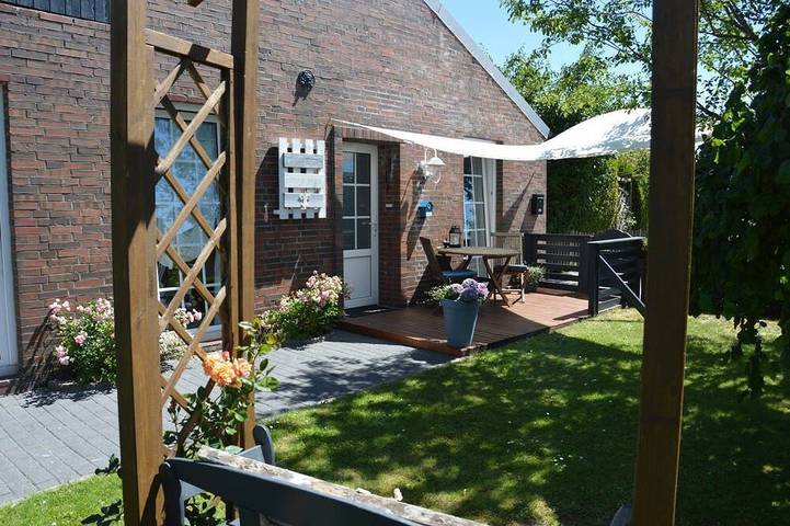Ferienwohnung für 3 Personen, mit Terrasse und Garten in Uplengen