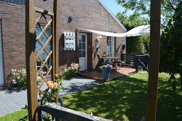Ferienwohnung für 3 Personen, mit Terrasse und Garten in Uplengen