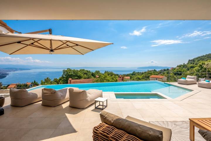 Villa für 6 Personen, mit Balkon und Meerblick sowie Terrasse und Kinderpool in Opatija Riviera