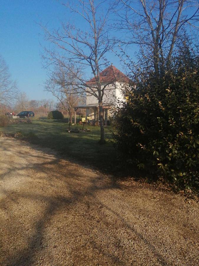 Location de vacances pour 2 personnes, avec vue ainsi que jardin et piscine, animaux acceptés à Saint-Beauzeil - 2