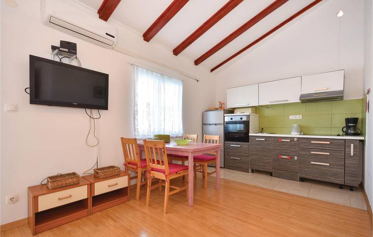 Ganze Ferienwohnung, Reizende Ferienwohnung mit Meerblick, Terrasse, Küche und Parkplatz in Necujam in Stomorska, Solta