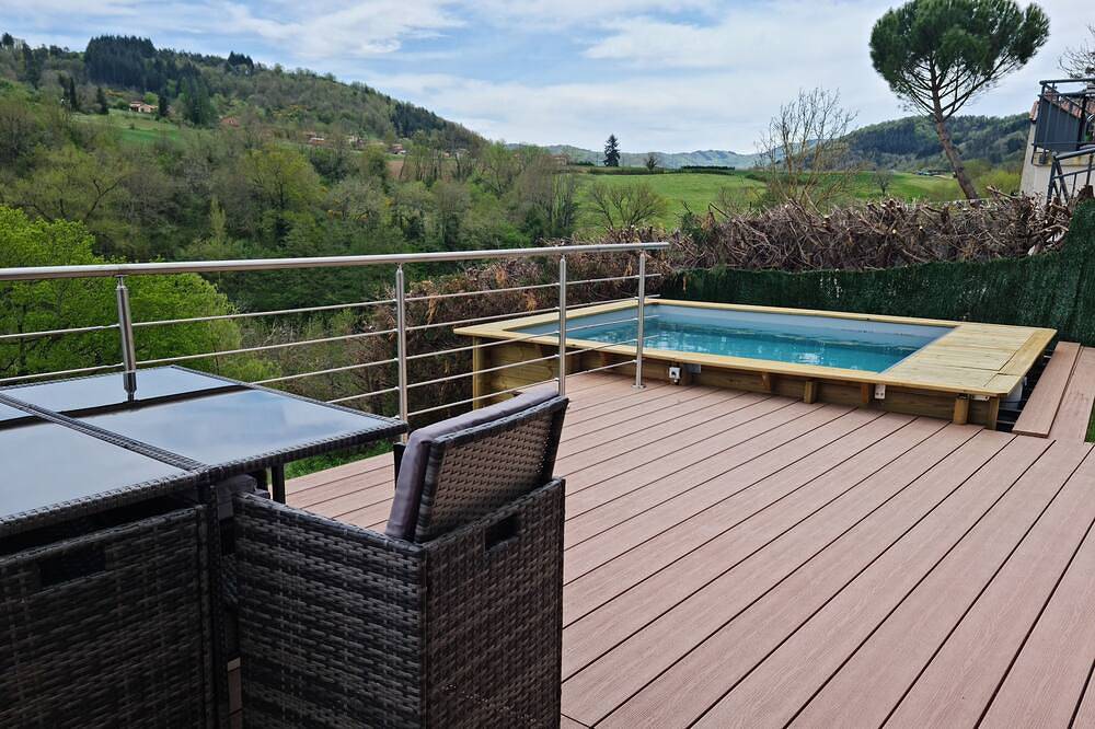 La grange à Vittal avec piscine in Villeneuve-d'Allier, Haute-Loire