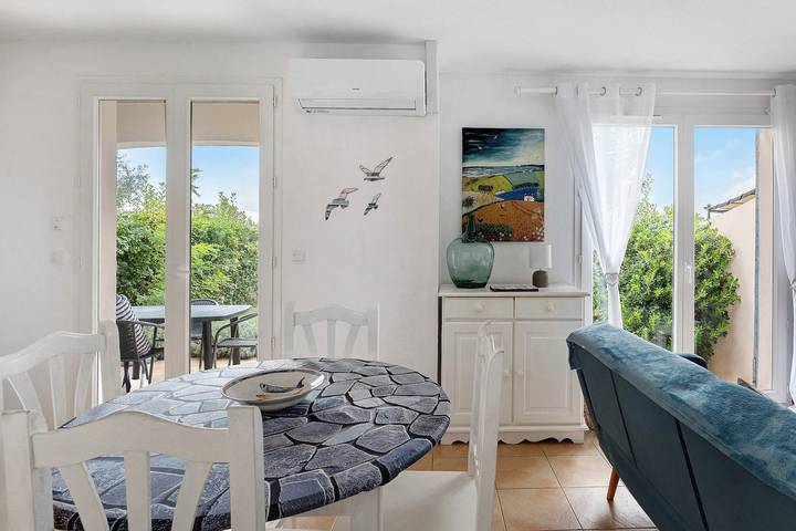 Holiday Home 'Le Petit Maison' with Pool, Private Terrace and Air Conditioning in Homps, Narbonne region
